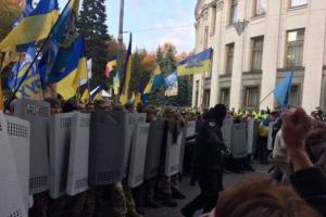 Парламент в осаде: оцепление силовиков, столкновение с митингующими, слезоточивый газ и первые задержанные