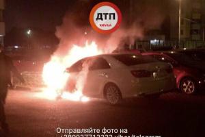 В Киеве сгорел автомобиль с номерами МВД Украины, повреждены еще 2 машины