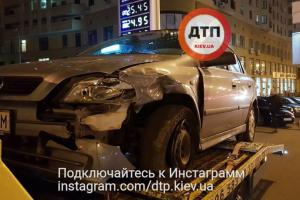 В Киеве Опель врезался в три автомобиля и опрокинулся