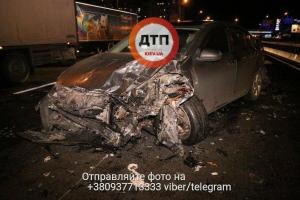 В Киеве водителя, который остановился помочь на месте ДТП, сбила машина