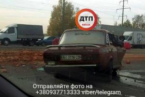 Под Киевом ВАЗ врезался в фуру с кирпичами, водитель погиб