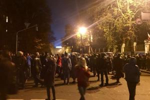 Что происходит в Киеве: около 500 человек пришли к АП 
