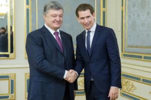 Порошенко поздравил Курца с победой на выборах в Австрии
