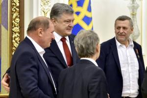 Порошенко вручил Умерову и Чийгозу ордена