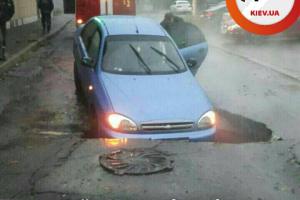 В Киеве из-за порыва теплотрассы автомобиль провалился под асфальт