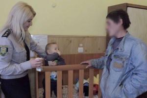 На Полтавщине люди обнаружили возле дороги брошенного годовалого ребенка в коляске