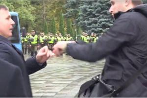 Скандальный Парасюк подрался с Гелетеем под стенами Рады - видео
