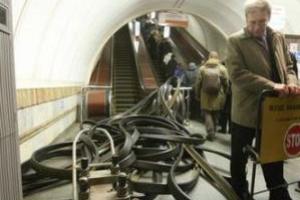 В Киеве женские каблуки сломали эскалатор на "Крещатике"