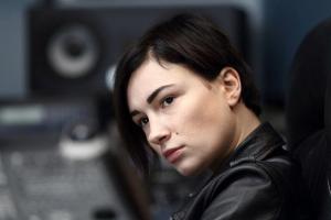 Творчество требует жертв: Анастасию Приходько побрили налысо