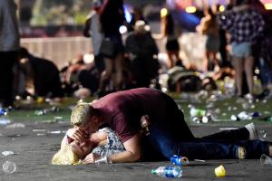 В Лас-Вегасе пенсионер открыл огонь по людям из окна гостиницы: число убитых превысило 50 человек