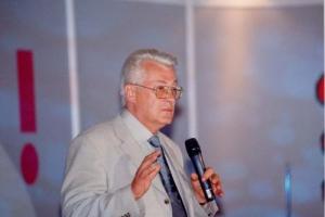 Заряжал воду с экрана телевизора: умер известный целитель и экстрасенс