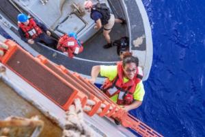 Полгода между жизнью и смертью: корабль подобрал девушек с собаками, дрейфовавших в Тихом океане 