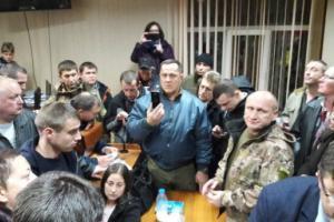 Ситуация в суде: здание оцеплено, внутри забаррикадированные люди