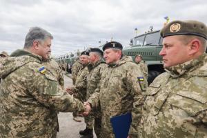 Президент Порошенко вручил сертификаты на военную технику и вооружение для ВСУ