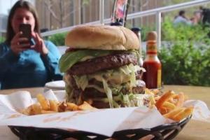 "Пятиэтажный" бургер в честь Путина: российские СМИ удалили фейковый видеоролик  