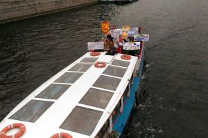 Российские активисты потроллили крестный ход против абортов и пустили по воде огромный фаллос 