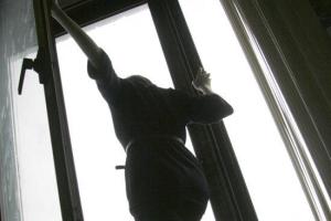 На Одесчине девушка выпала из окна пятого этажа и осталась жива