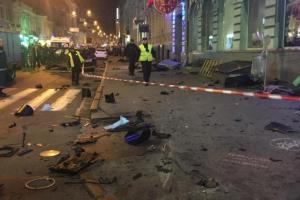 Камера в нескольких метрах от места ДТП в Харькове зафиксировала страшный момент: новое видео