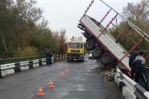 На Полтавщине грузовик упал в реку: опубликованы фото