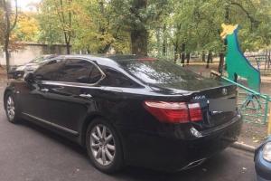 Стрельба из-за долларов: в Киеве трое в масках ранили мужчину