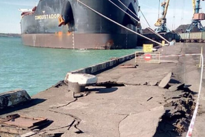 В порту под Одессой грузовое судно врезалось в причал: обнародованы фото последствий