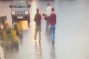 В России прохожие спокойно смотрели, как мужчина заколол парикмахера шампуром