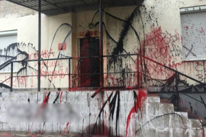 В Киеве неизвестный повредил стены приемной депутата