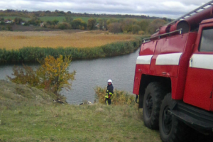В Кировоградской области спасатели извлекли автомобиль из водоема