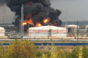 50-метровый столб огня: опубликовано видео страшного пожара на российском НПЗ