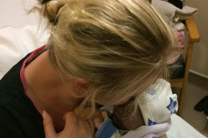 Британка, родившая мертвого ребенка, "нянчила" его еще сутки и устроила фотосессию