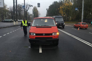 В Виннице под колеса микроавтобуса попали две несовершеннолетние девушки