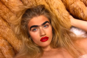 Instagram покоряет молодая девушка со сросшимися густыми бровями