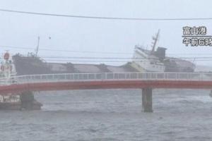 Сухогруз с 19 россиянами на борту потерпел бедствие в Японии: опубликовано видео 