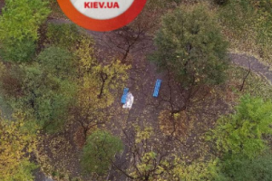 В Киеве посреди двора многоэтажки лежит труп