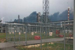 Масштабный пожар на НПЗ в РФ: горят 6 резервуаров с нефтью, есть погибшие