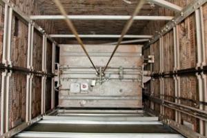 В многоэтажке Киева оборвался лифт с ребенком и женщиной