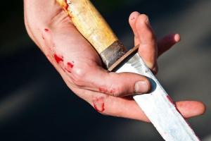 В Днепре мужчина ранил ножом своего знакомого
