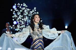 Шоу Victoria's Secret: китайская модель в нижнем белье упала во время показа