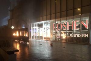Пожар возле магазина Roshen в Виннице: в сети появилось фото обнаженной поджигательницы