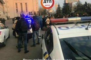 В Киеве из-за угрозы взрыва закрыли станцию метро и эвакуировали торговый центр