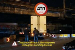 В Киеве под мостом застрял грузовик