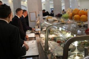 "Как в "Пузатой хате": В сети бурно комментируют ассортимент блюд и цен в столовой Верховной Рады   