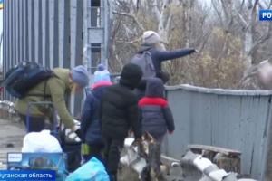 Пункт пропуска на Луганщине: российские журналисты показали, как люди выбрасывают с моста мясо