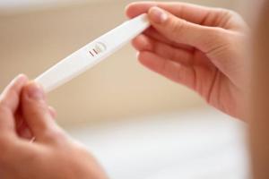 В России 12-летняя школьница забеременела от отца.