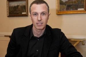 «Элегантная женщина!»: Актера Верника трудно узнать в красной юбке и на каблуках