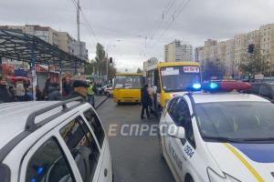 Жуткое ДТП на Оболони в Киеве: маршрутка переехала трех людей, двое скончались
