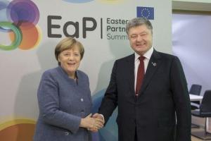 Порошенко обсудил с Меркель ситуацию на Донбассе