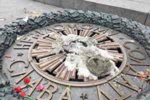 В столичном Парке Славы вандалы залили вечный огонь цементом и "увенчали" крестом
