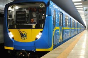 В Киеве пассажир упал на рельсы в метро