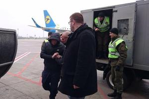 Украинские полицейские передали Франции находившегося в розыске Интерпола "короля мошенников"